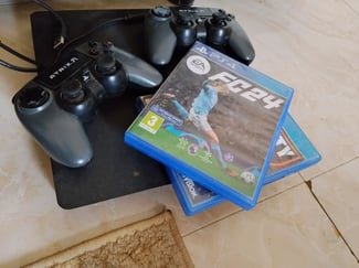 Console PS4 avec 2 manettes et 2 jeux en bon état