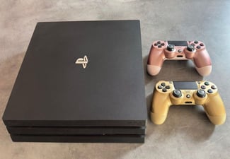 Console PS4 Pro noire avec manette et chargeur inclus