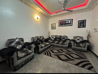 Salon complet en tissu, confortable et bien entretenu
