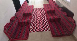 Salon yéménite presque neuf avec tapis assorti