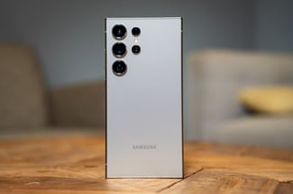 Samsung S24 Ultra 6 mois d'utilisation, écran avec légère tâche noire
