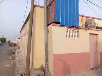 Maison récente 2 chambres avec véranda à Balbala Q5