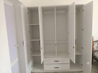 Armoire blanche 4 portes avec tiroirs et étagères