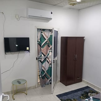 Chambre meublée climatisée avec services inclus Quartier 7