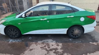 Hyundai Accent climatisée, fonctionnelle, conduite agréable