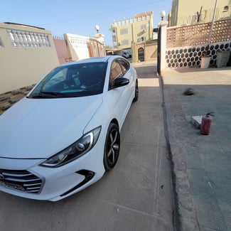Hyundai Avante 2017 diesel boîte automatique blanc bien entretenue