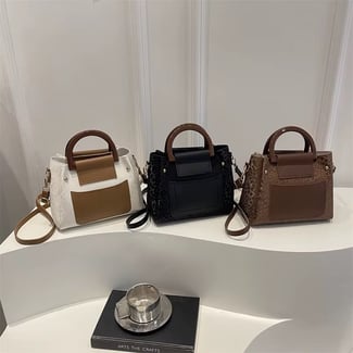 Sacs à main élégants en blanc, noir et marron, styles variés