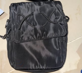 Sacoche bandoulière noire en nylon avec poches multiples