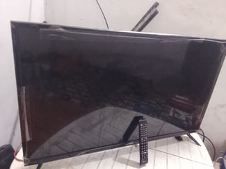 Smart TV 43 pouces quasi neuve avec emballage d'origine