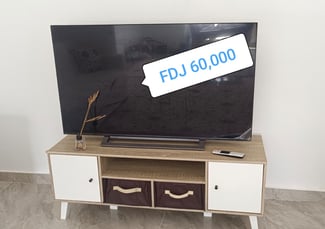 Téléviseur Toshiba noir grand format sur pied central argenté