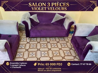 Salon trois pièces violet avec rideau gris en bon état
