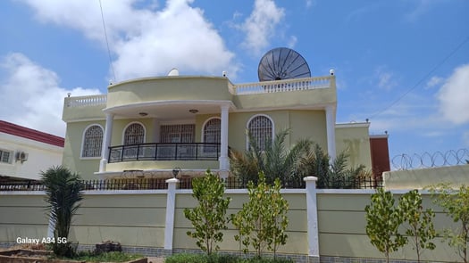 Villa Duplex F6 de Haut Standing avec vaste Cour à Louer à Haramous