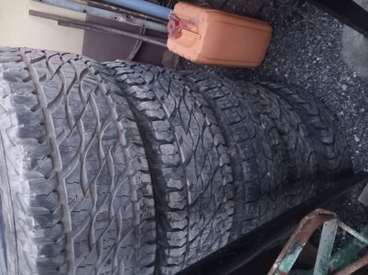 Pneus Bridgestone 265/65/R17, lot de 4, très bon état