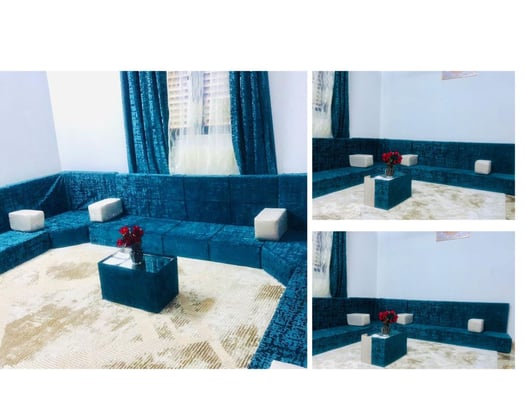 Salon Qaa3i en forme U avec grand tapis et rideaux