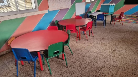 Tables et chaises d'occasion pour salle de classe maternelle