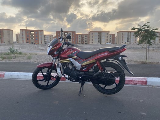 Moto Mahindra Centuro 110 en bon état