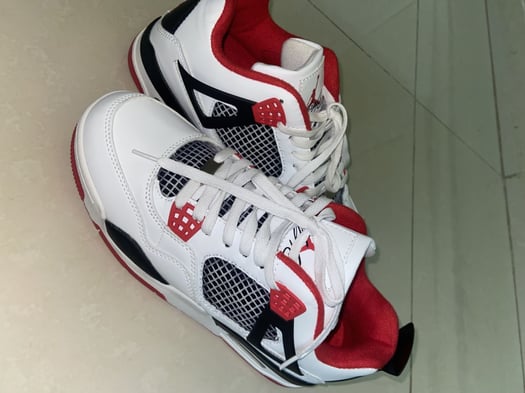 Iconiques Jordan 4, style et confort en taille 42 et 43