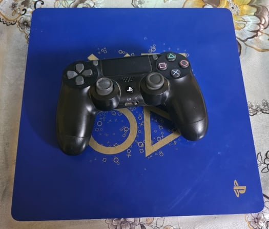 PS4 Slim + FIFA23 et UFC4 - Excellent état