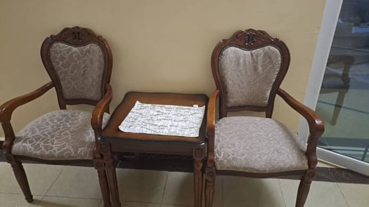 2 chaise et leur table basse à vendre