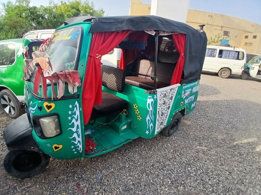 Tricycle Bajaj D100 en excellent état