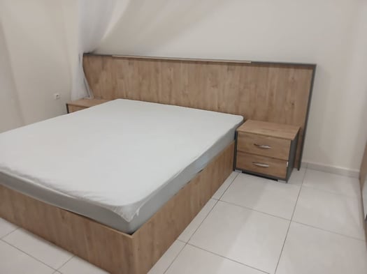 Chambre à coucher + Écran plat + Gazinière + Frigo + Table à manger à vendre