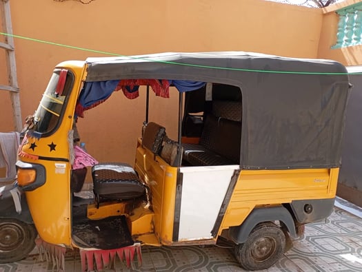 Bajaj jaune, 6 places, entretien impeccable