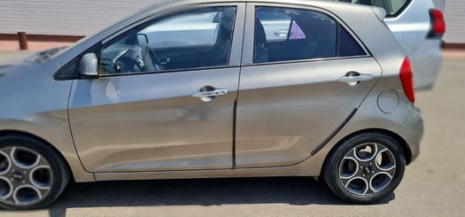 Voiture KIA MORNING avec clim et sièges en cuir à Djibouti