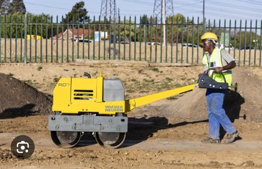 Location d'engins professionnels pour compactage de terrain ou goudron