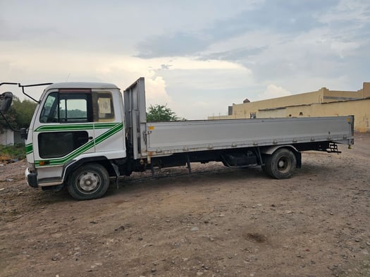 Camion Nissan Diesel 24V, état neuf