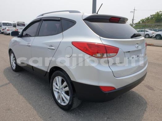 Cherche Hyundai Tucson 2015, pièces complètes et accidentée à vendre