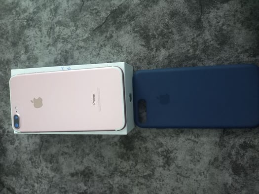 iPhone 7+ - 32 Go, Rose Clair, Très Bon État + Protège Téléphone Offert