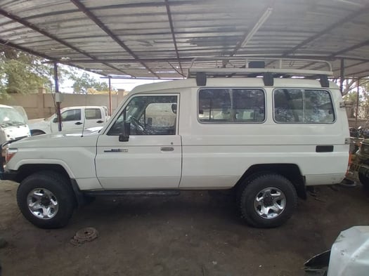 Je cherche Toyota Land Cruiser