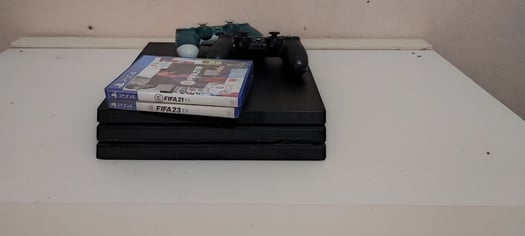 PS4 PRO avec 2 manette et deux CD FIFA 21 fifa 19