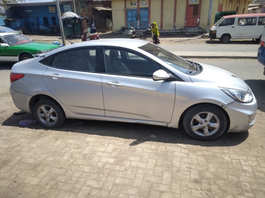 Hyundai Accent 2013, excellent état, climatiseur inclus