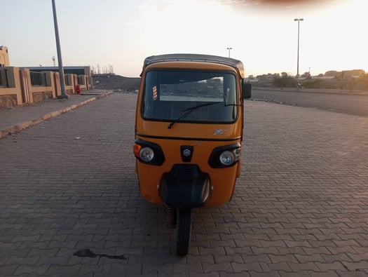 Tricycle 6 places Bajaj en excellent état