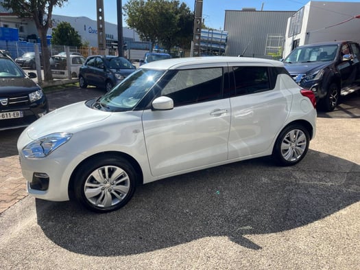 Suzuki Swift 2017 blanc, faible kilométrage, état impeccable