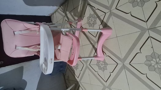 Chaise haute pour bébé, jamais utilisée, comme neuve