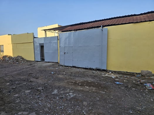 Hangar et pièces de stockage à louer à la cité Progrès