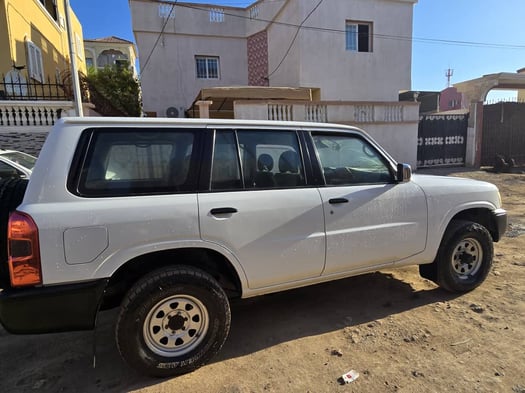 Nissan Patrol en excellent état avec climatisation