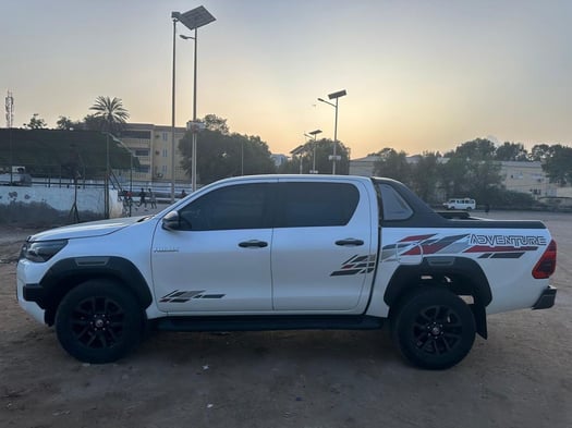 Toyota Hilux Adventure 2023, full options