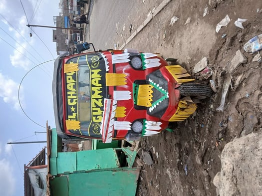 Tricycle Bajaj Mahindra rouge, prix négociable