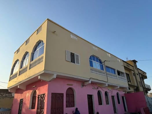 Maison F3 à louer avec terrasse et locaux commerciaux séparés