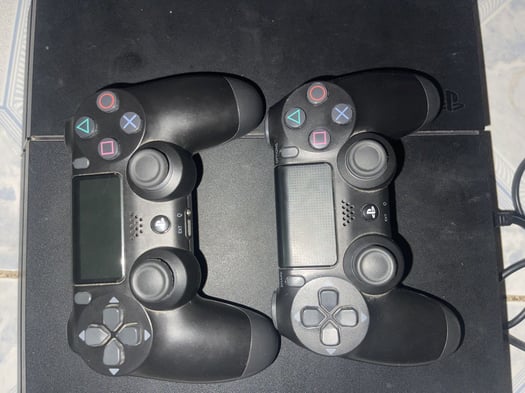 PS4 presque neuf avec 2 manettes et 5 jeux: FC24, GTA5, Spiderman, Batman