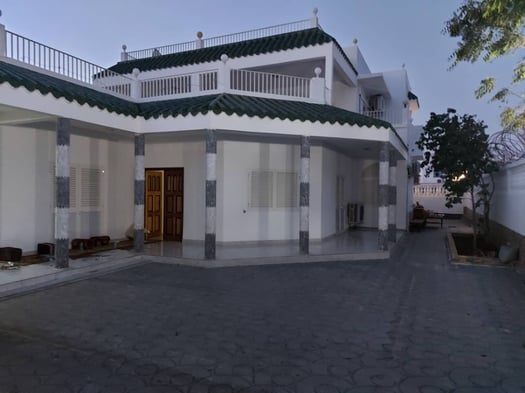 Luxurious 6BR Villa with Private Parking in Al Heron