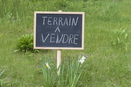 Terrain à Nagad, en face de la gare - 500m2, titre d'occupation provisoire