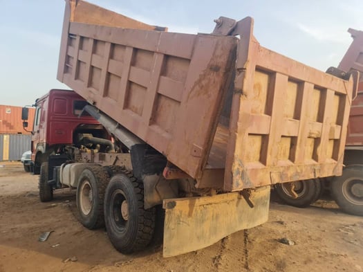 Camion Sinotruck en excellent état, moteur neuf