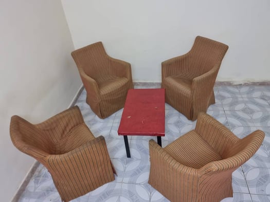 A vendre 4 chaises avec un petit table