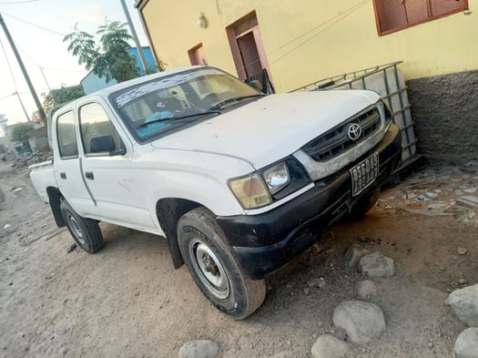 Voiture Toyota ancien modèle, bien entretenue et légèrement négociable