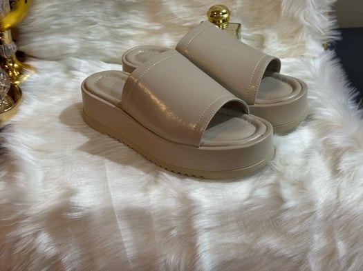 Chaussures compensées pour femme – Plusieurs modèles disponibles