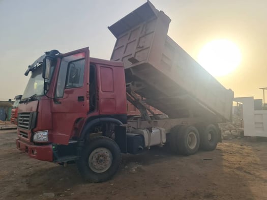 Camion benne Sinotruck en excellent état à vendre